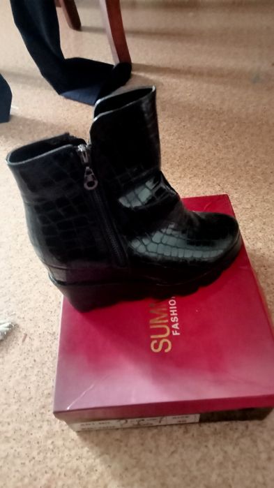 Продается осенний ботинка