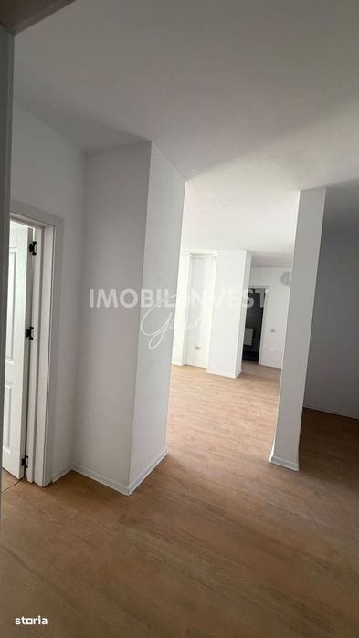 Apartament 3 camere 68 mp, baie cu geam, balcon, etaj 2, bloc nou