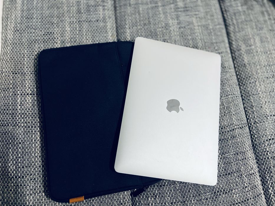 MacBook Pro 13 inch 2017 – i5 – 8GB RAM 256 Gb