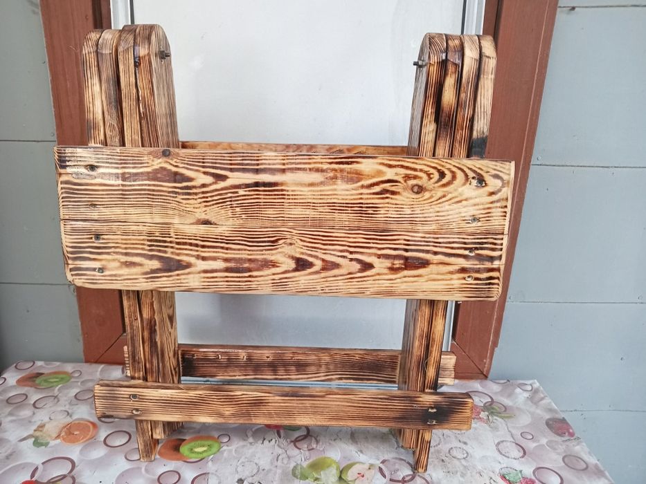 Продам стол и два стульчика.