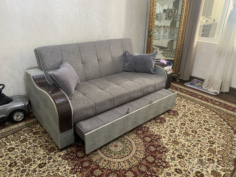 Divan sotiladi.
