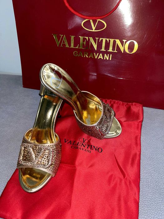 златни лъскави лукс сандали на ток обувки валентино с камъни valentino