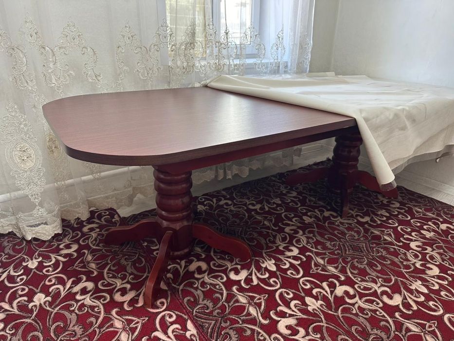 Продается стол со стульями