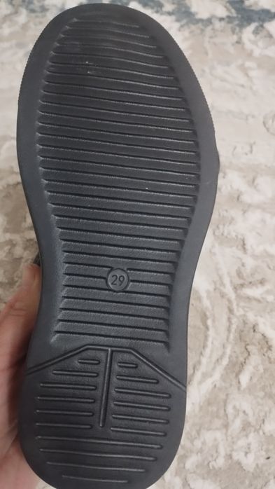 Продам женские кроссовки