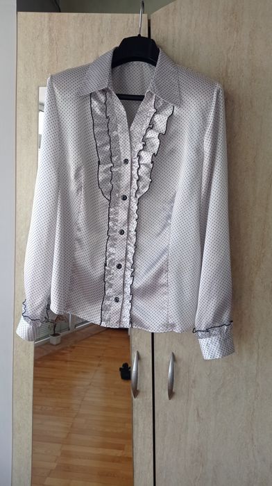 Сатенена риза с къдри, в два цвята,14 лв за един бр.,с подарък шал