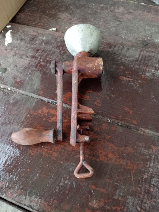 Vând mașina de tocat carne manuală și mac