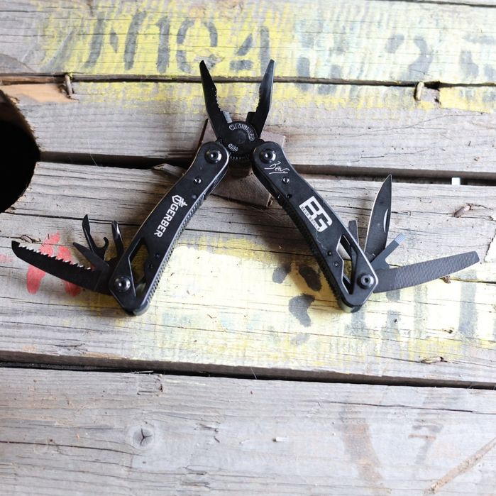 Мултифункционален швейцарски инструмент