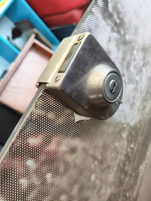 Стъклена врата с 2 ключалки.