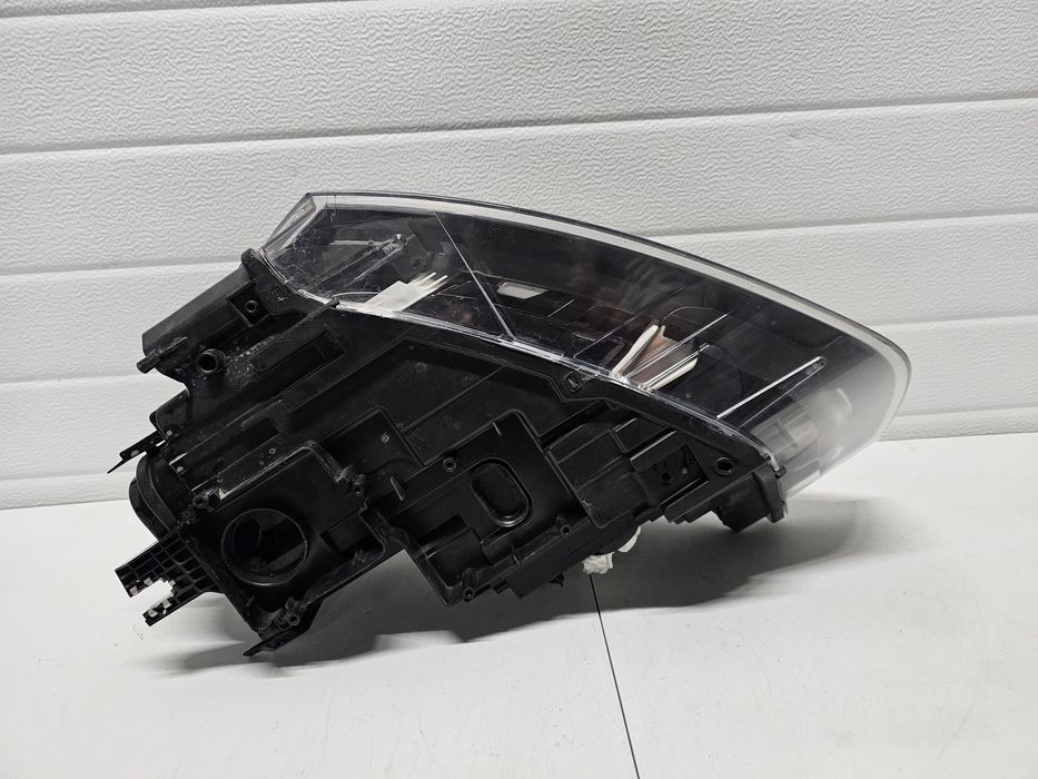 Far dreapta Bi-xenon Led Audi Q3  cod : 8U0 941 006