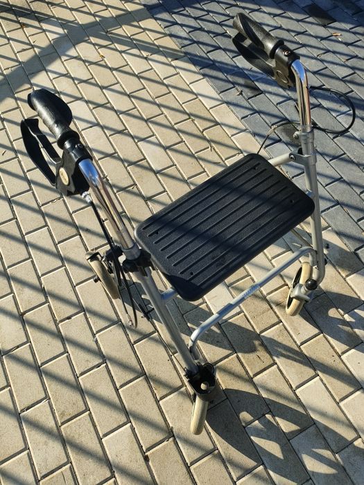 Vând rolator / cadru de mers cu 4 roți, potrivit pentru persoane în vâ