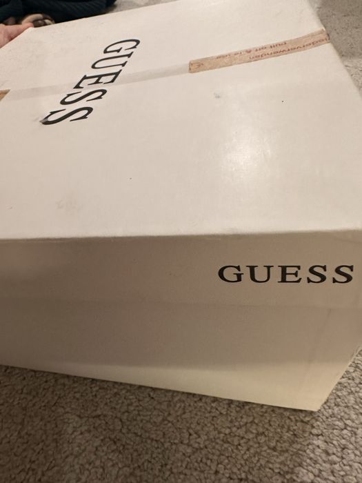 Боти с връзки Guess.
