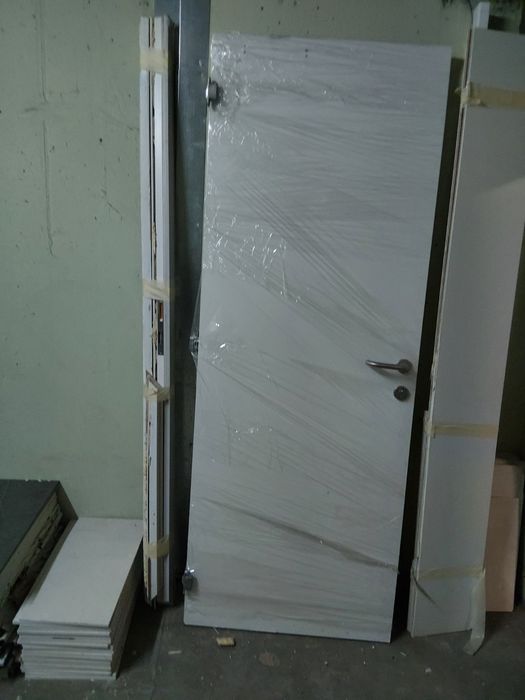 Бяла интериорна врата