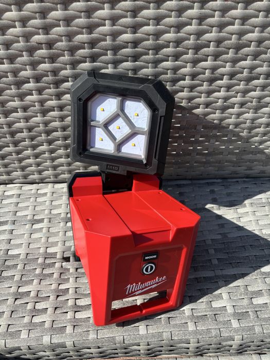 Lanterna milwaukee M18 PAL