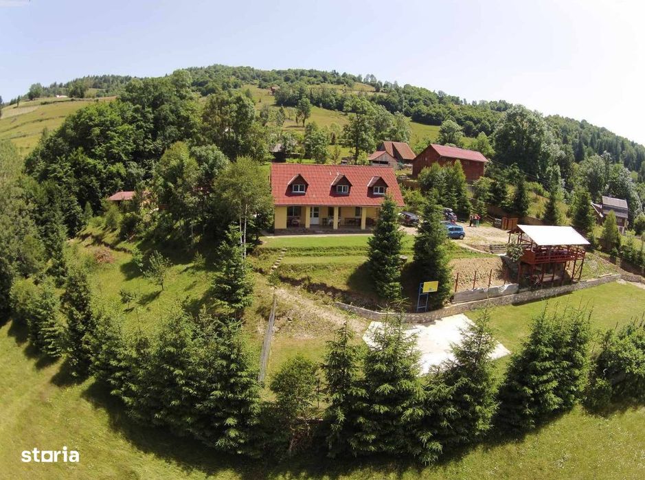 Complex turistic în Munții Apuseni–3 clădiri, 10 camere, teren 3740 mp