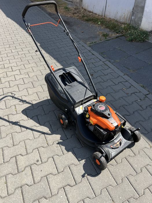 Masina de tuns iarba pe benzina