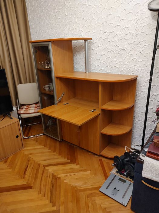 Vitrina cu trei rafturi