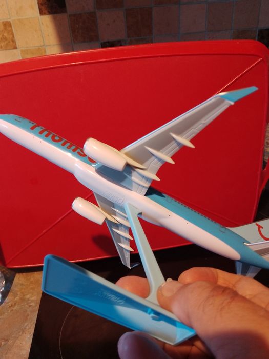 Фигура "Момиченце на дървен кон" и два самолета