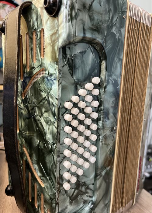 Продавам акордион 40 баса