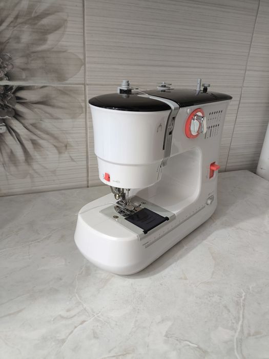 Машинка швейная электрическая