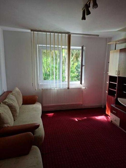 Inchiriez apartament 2 camere, semidecomandat, zona Florilor