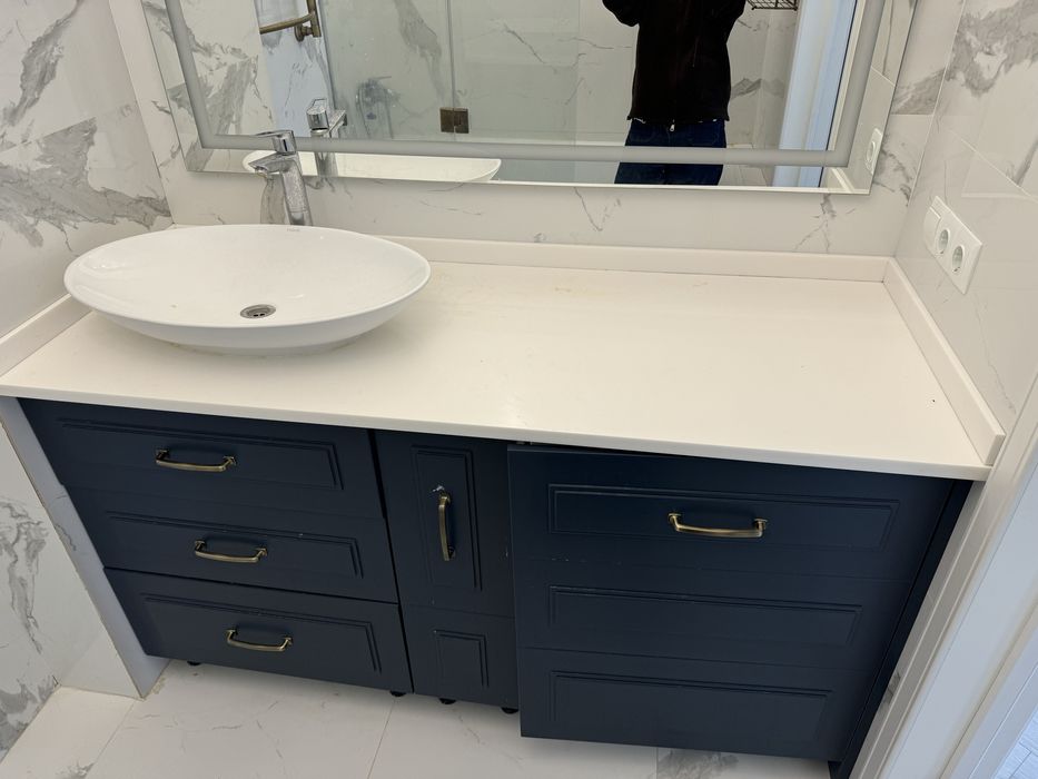 Продам каменную столешницу и шкаф с раковиной