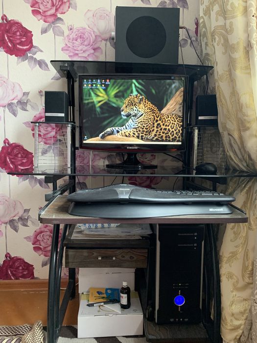 Компьютер и стол компьютерный