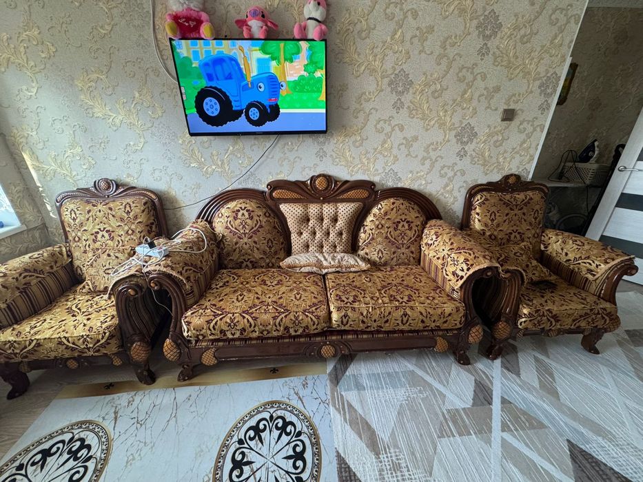 Мягкий диван и кресло