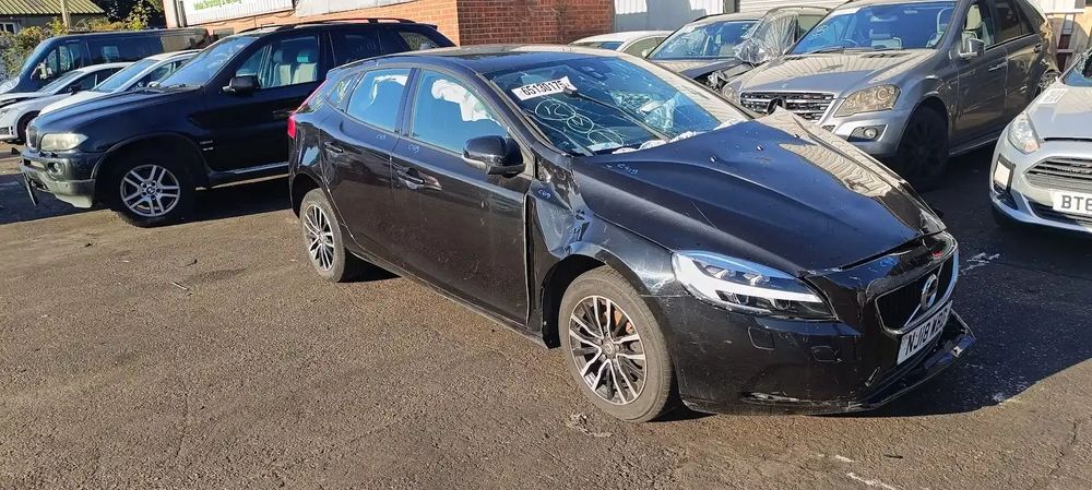 Dezmembrari / Dezmembrez Volvo V40 2.0 D4204T8 cutie viteze manuală cod culoare ONYX BLACK