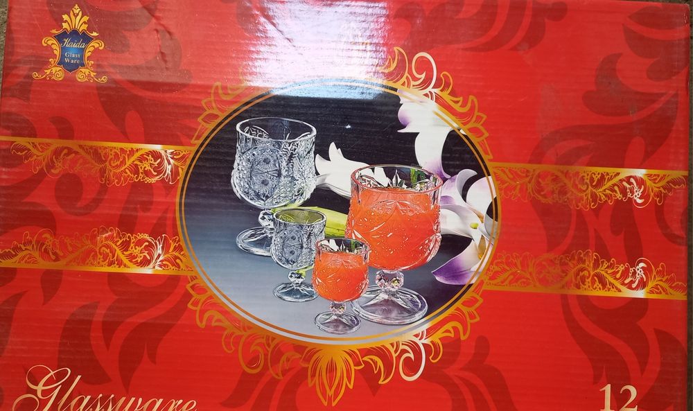 Продаются чайник и посуда разная.