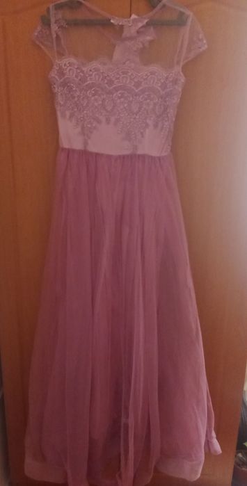 Kechki toʻylar uchun koʻylaklar sotiladi