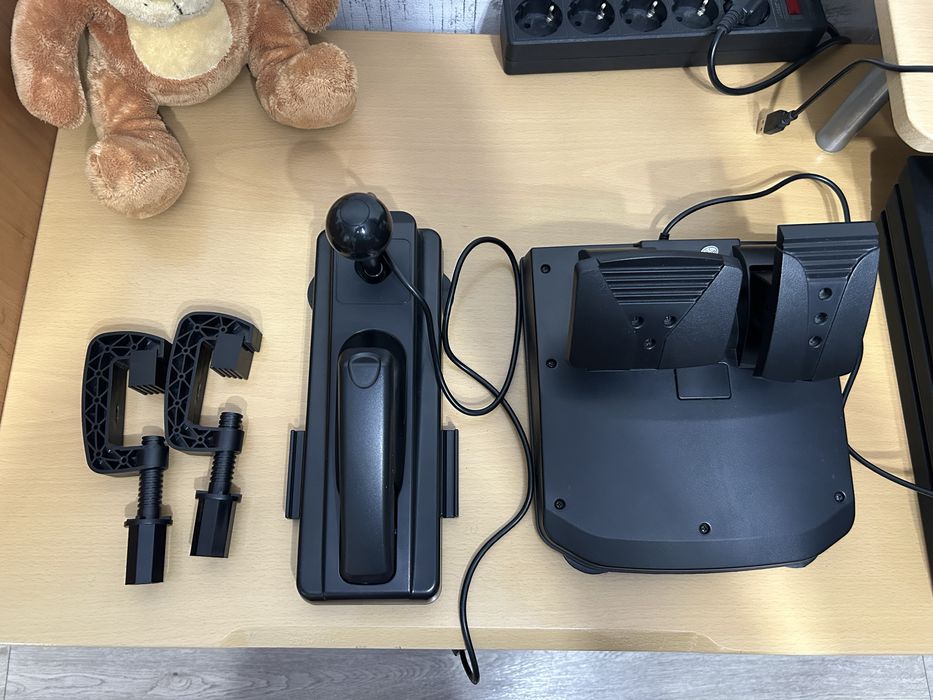 Продается игровой руль с педалями и кпп