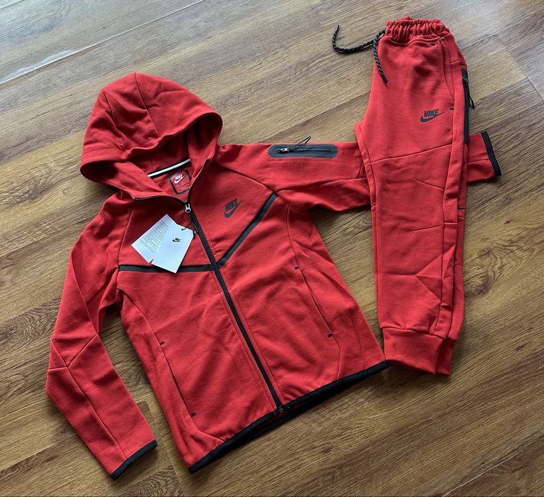 Детски,памучен,червен екип Nike с активен,заден джоб на долнището