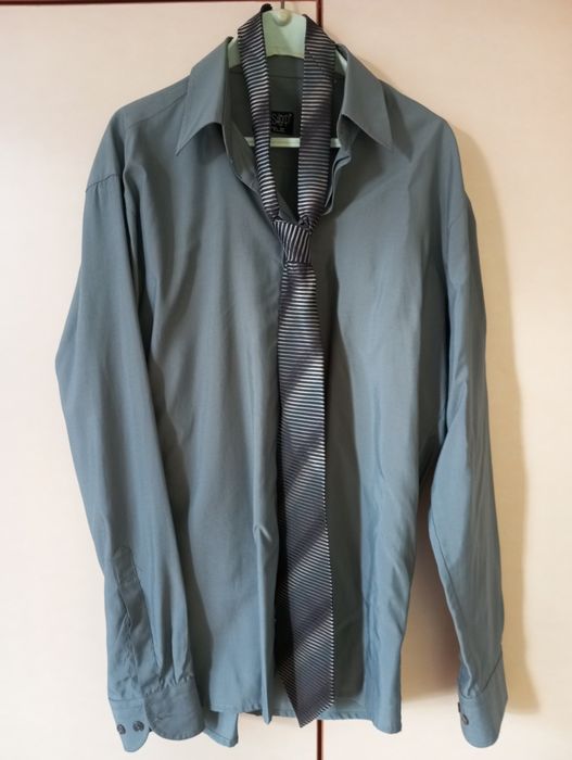 Пролетен мъжки костюм с риза и вратовръзка