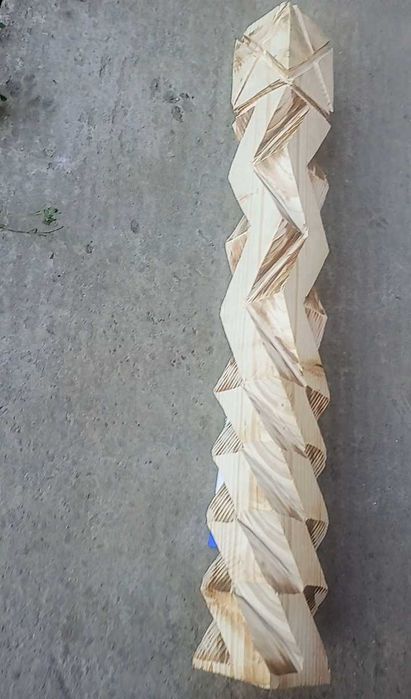Stâlpi tradiționali sculptați manual