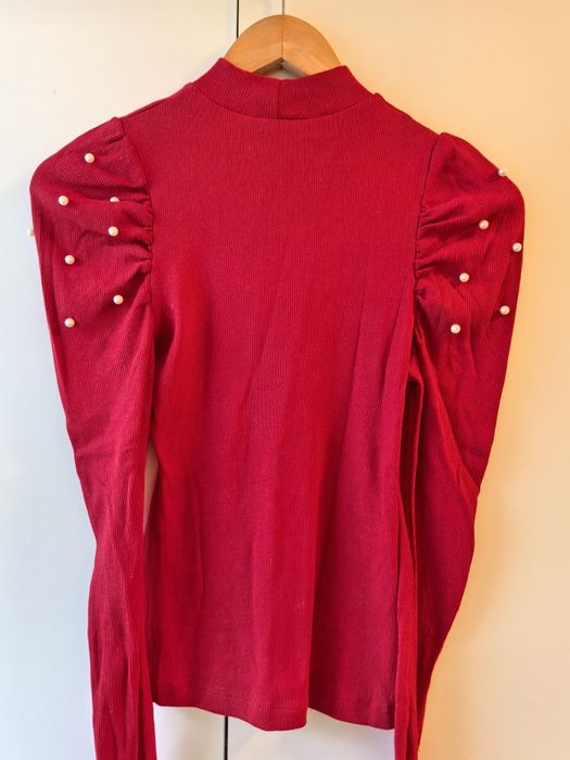 Bluza din bumbac reiat roșie mulată cu umeri bufanți și perle aplicate