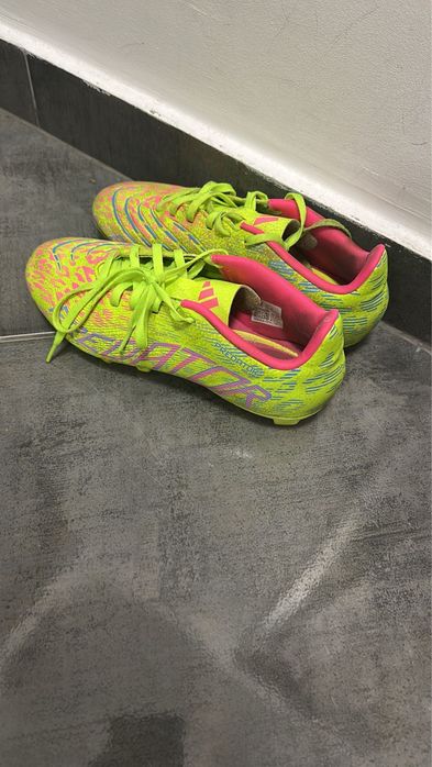 Vand ghete de fotbal Adidas Predator