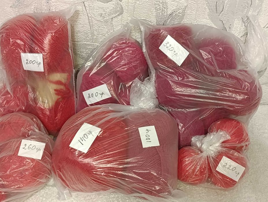 Шерстяная пряжа, разная. Красная, коричневая, бежевая.