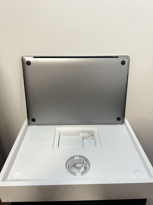 MacBook Pro 16” - 2019 - i7 2.6 Ghz - Full Box