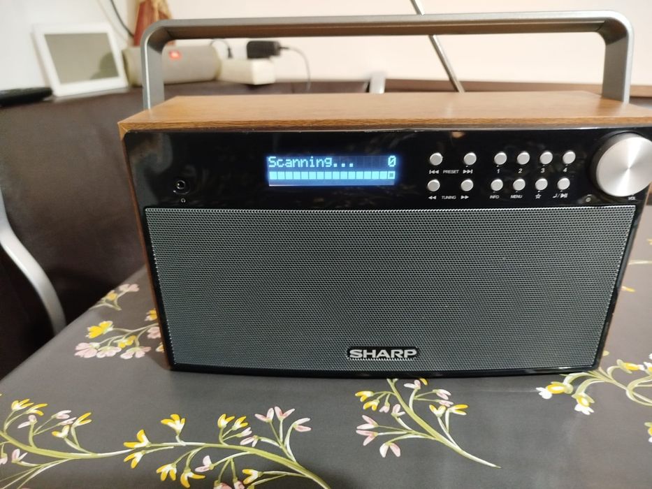 Radio stereo Sharp lemn cu Bluetooth , DAB si FM , autoscan si Rds