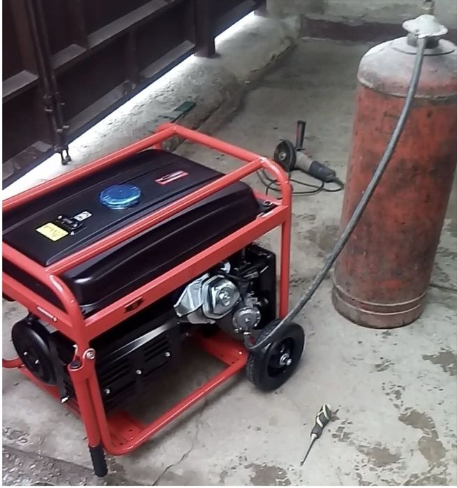 Продоется бензиновый- газовый генератор