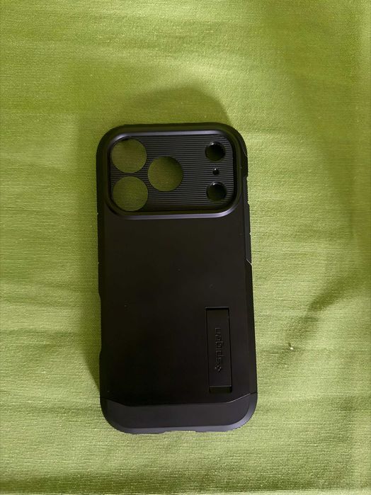 Spigen Tough Armor &MagSafe калъф за iPhone 17 Pro, черен