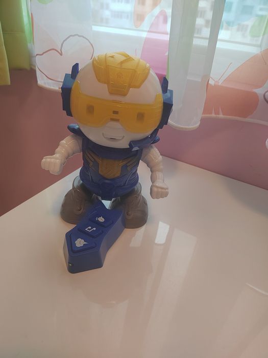 ChatiBOT Бъбривият пръцкащ робот