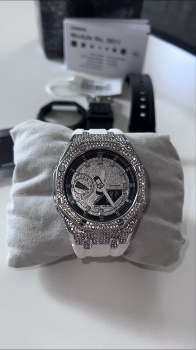 G-Shock GA-2100 Frosted Silver Iced Out – часовник с бяла каишка