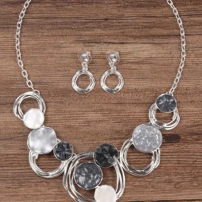 Стилно дамско колие с обеци