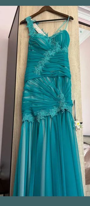 Официална рокля.