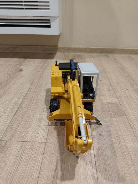 Играчка багер с ръчка за кофата