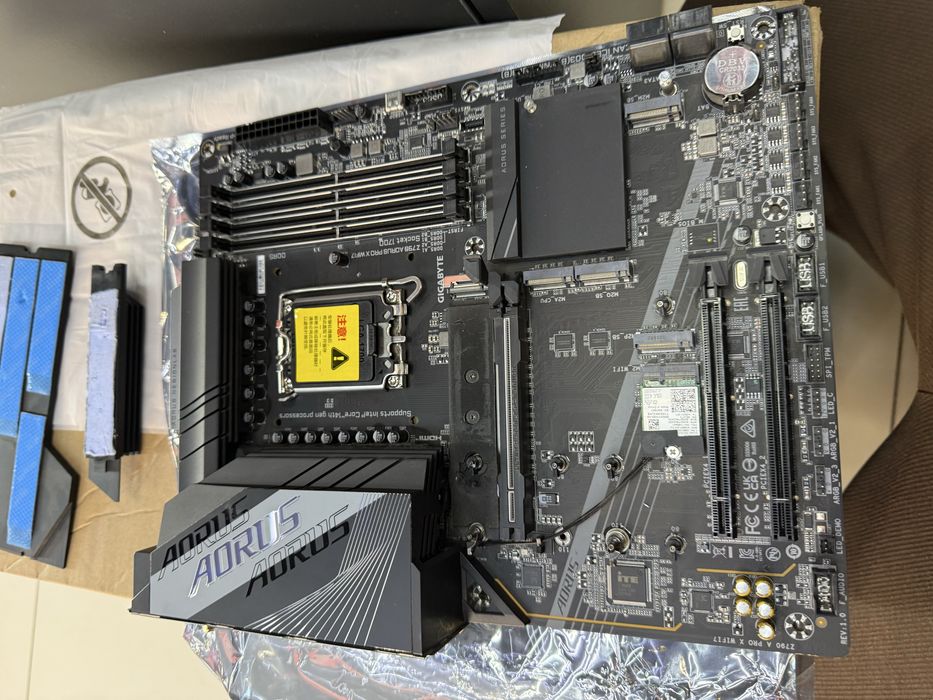 Продам материнку Gigabyte aorus z790Pro x Wifi + i7 12700kf