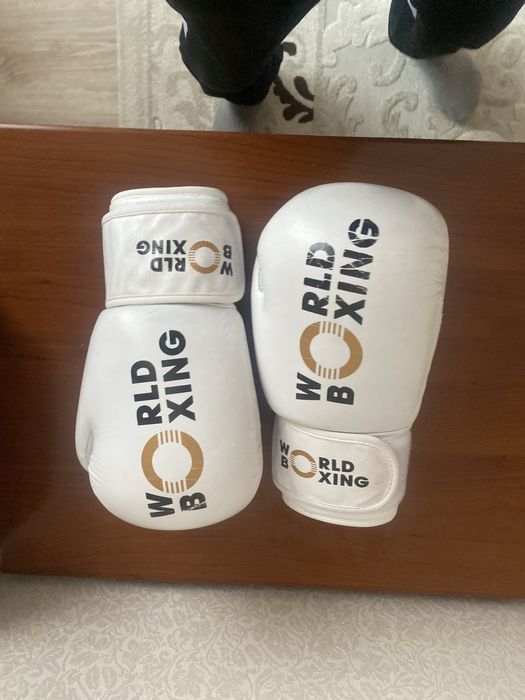 Продам перчатки world boxing хорошем состояние