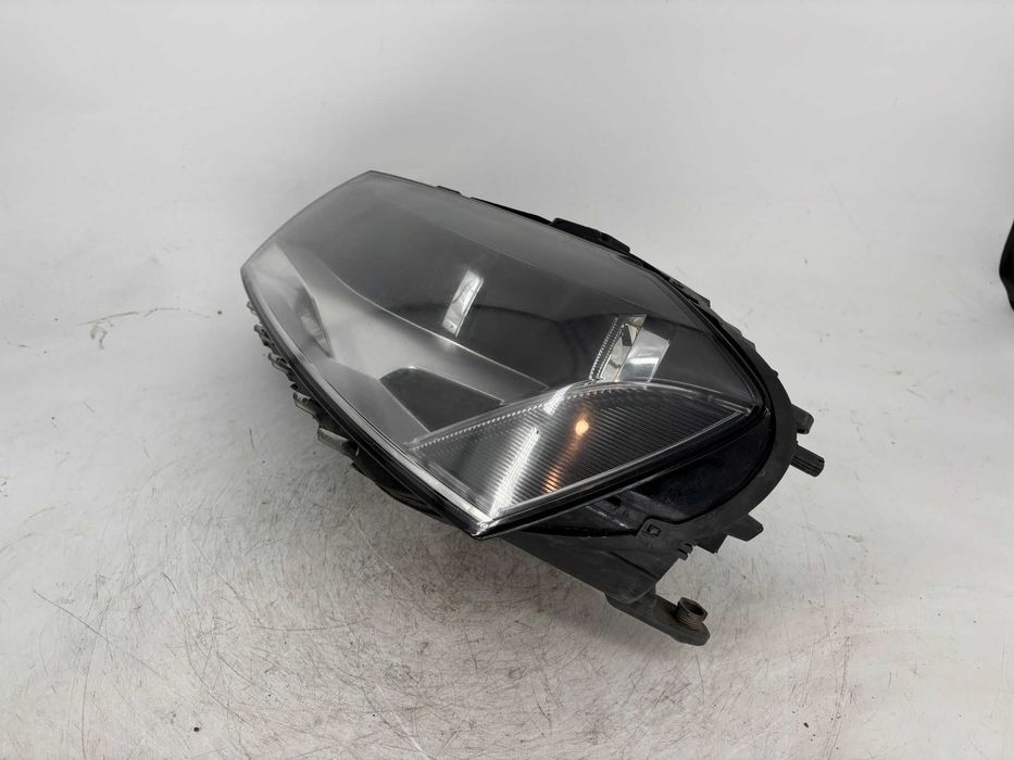 Far dreapta/stanga Volkswagen Passat B7 an 2012