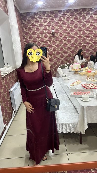 Длинное бордовое платье